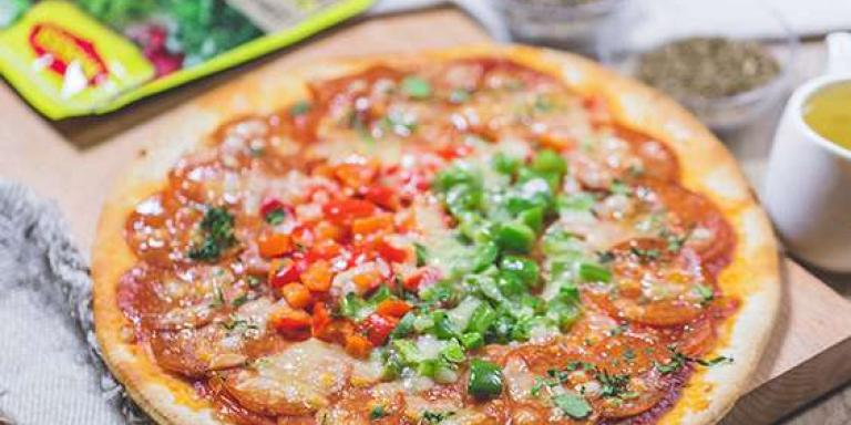 Пицца на сковороде с пепперони, томатами и перцем: рецепт с фото