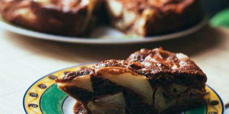 Шоколадная шарлотка с яблоками, сливами и творогом: рецепт с фото