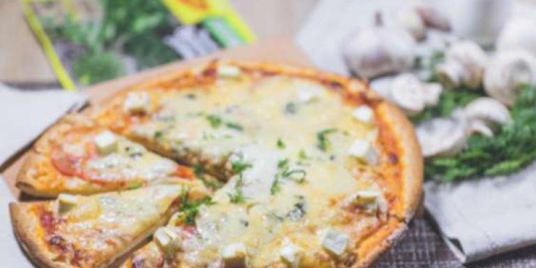 Классическая пицца четыре сыра с помидорами и сырами: рецепт с фото