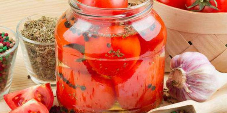 Соленые помидоры с чесноком - рецепт приготовления с фото от Maggi.ru