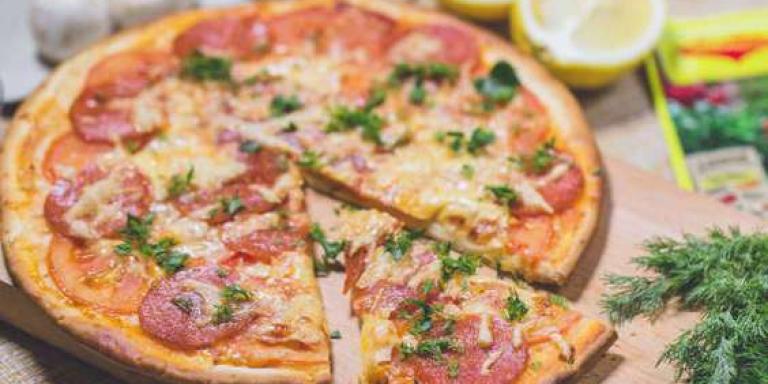 Классическая пицца пепперони с острой колбасой и сыром: рецепт с фото