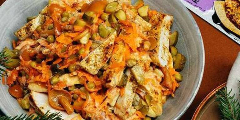 Застольный салат с курицей, маринованными опятами и огурцами, пошаговый рецепт с фото