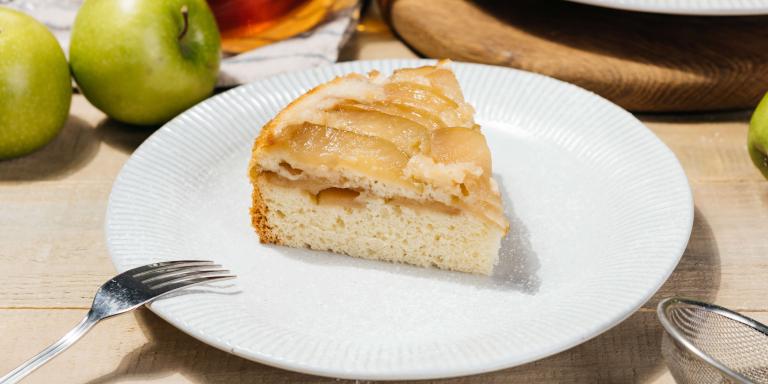 Классическая шарлотка с яблоками на бисквитном тесте: рецепт с фото
