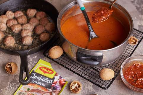 Вскипятить воду, положить рис и варить 10-15 минут. Добавить MAGGI® Заправка для харчо и фрикадельки, аккуратно перемешать и готовить еще 5 минут. Вскипятить воду, положить рис и варить 10-15 минут. Добавить MAGGI® Заправка для харчо и фрикадельки, аккуратно перемешать и готовить еще 5 минут.