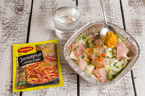 Положить в жаропрочную форму курицу и капусту, добавить MAGGI® Зажарка, чеснок и зелень. Влить растительное масло и воду и перемешать. Поместить жаркое в духовку, разогретую до 180 градусов, и готовить 35 минут. Положить в жаропрочную форму курицу и капусту, добавить MAGGI® Зажарка, чеснок и зелень. Влить растительное масло и воду и перемешать. Поместить жаркое в духовку, разогретую до 180 градусов, и готовить 35 минут.