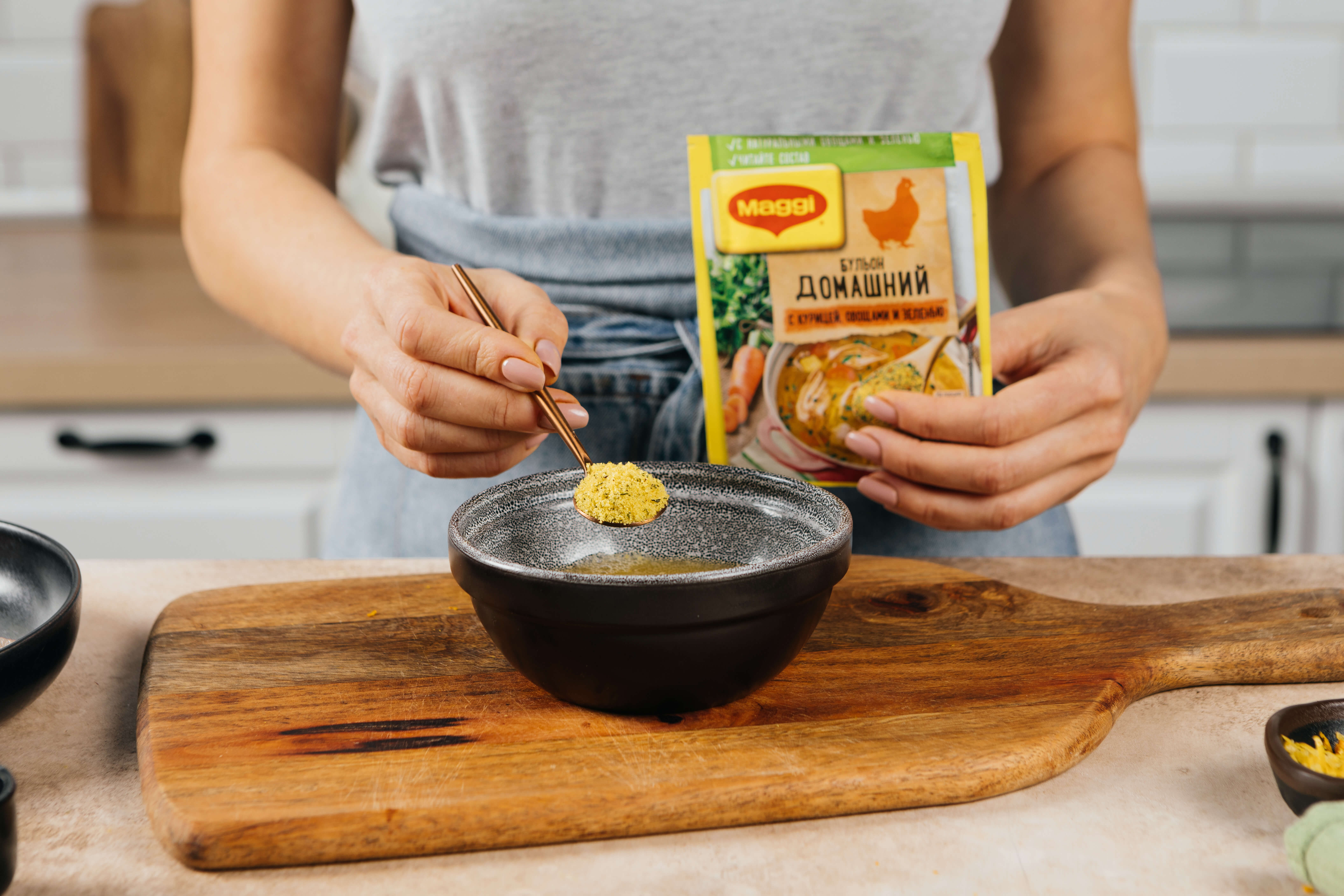 Соединить сок цитрусовых, MAGGI® Бульон домашний с курицей и цедру, сохранив часть цедры для подачи. Соединить сок цитрусовых, MAGGI® Бульон домашний с курицей и цедру, сохранив часть цедры для подачи.