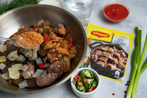 Добавить MAGGI® НА ВТОРОЕ для гуляша, воду, острый перец нарезанный колечками, помидоры в собственном соку и сметану. Тушить до готовности. Добавить MAGGI® НА ВТОРОЕ для гуляша, воду, острый перец нарезанный колечками, помидоры в собственном соку и сметану. Тушить до готовности.