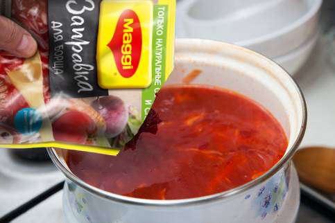За 5 минут до готовности добавить лавровый лист и MAGGI® Заправку для борща. За 5 минут до готовности добавить лавровый лист и MAGGI® Заправку для борща.