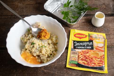 Соединить рыбный фарш с пшеном, добавить яйца и MAGGI® Зажарка смесь из лука и моркови и аккуратно перемешать. Соединить рыбный фарш с пшеном, добавить яйца и MAGGI® Зажарка смесь из лука и моркови и аккуратно перемешать.