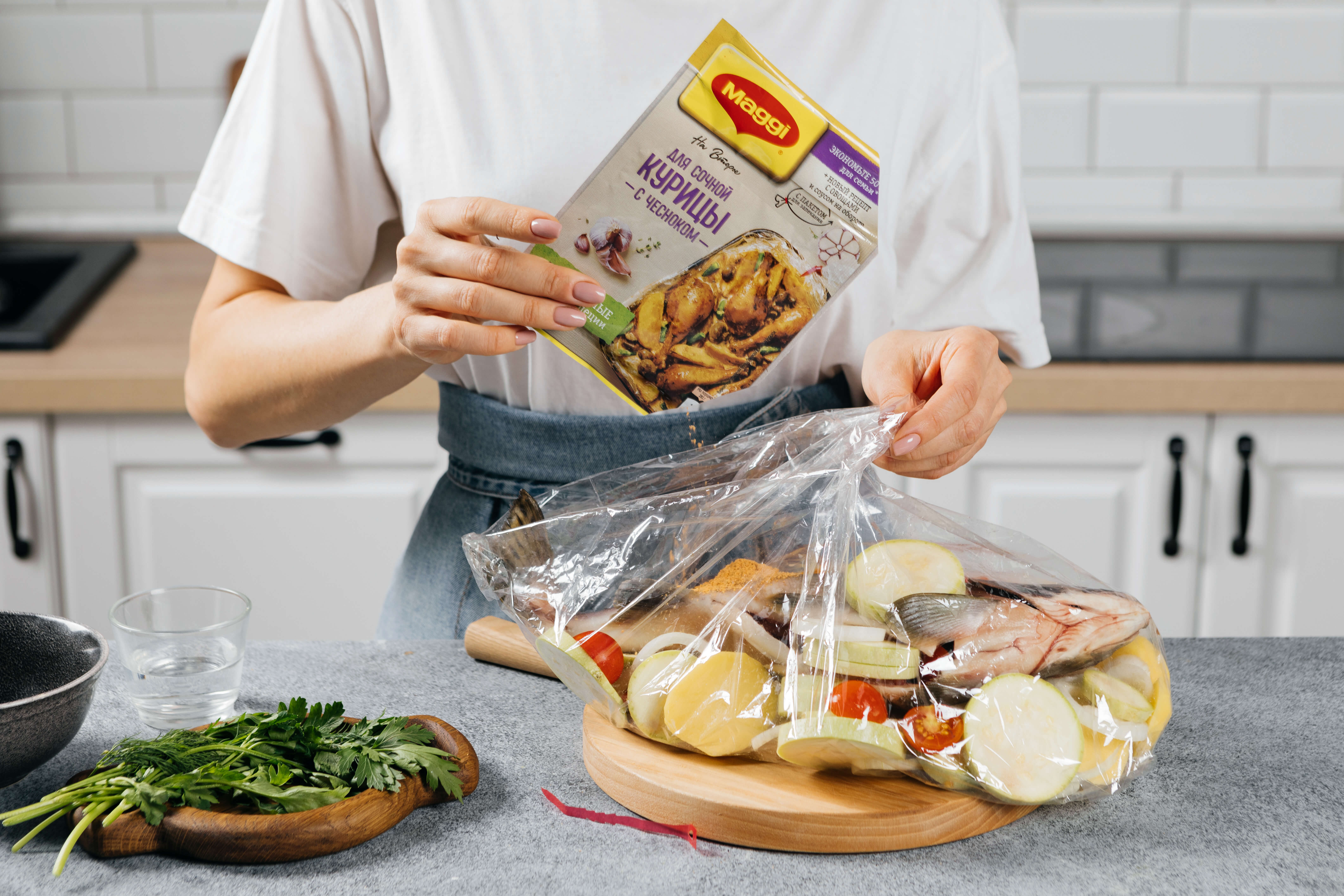 Добавить в пакет MAGGI® НА ВТОРОЕ для сочной курицы с чесноком. Влить воду. Добавить в пакет MAGGI® НА ВТОРОЕ для сочной курицы с чесноком. Влить воду.