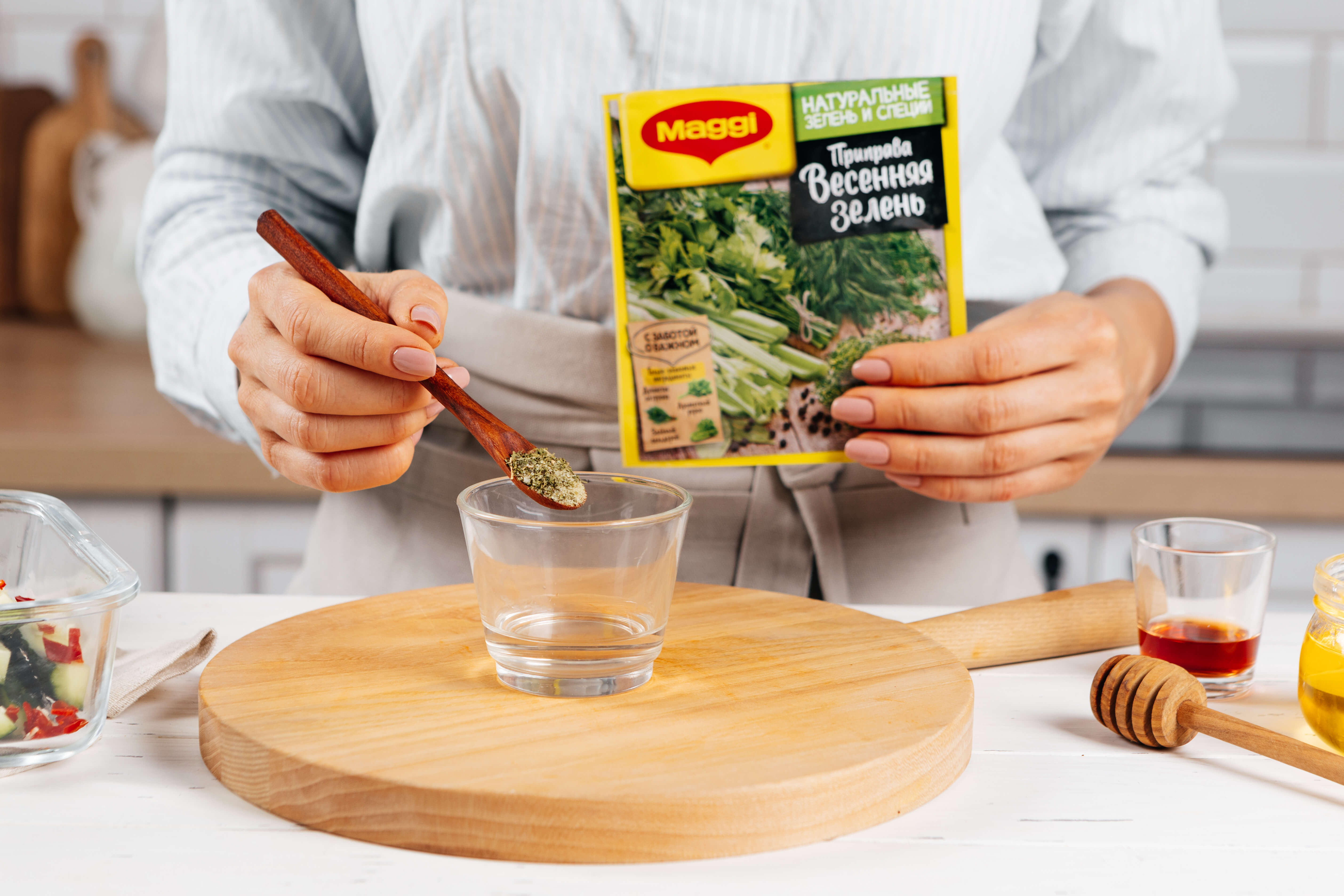 В отдельной небольшой емкости смешать горячую воду и MAGGI® Приправу Весенняя зелень, оставить на 3 минуты. Добавить жидкий мед и как следует перемешать. В отдельной небольшой емкости смешать горячую воду и MAGGI® Приправу Весенняя зелень, оставить на 3 минуты. Добавить жидкий мед и как следует перемешать.