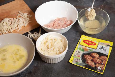 Содержимое упаковки MAGGI® НА ВТОРОЕ для котлет залить водой и оставить на 2 минуты набухнуть. Соединить с куриным фаршем и тщательно перемешать. Взбить яйцо. Хлеб нарезать тонкой соломкой. Содержимое упаковки MAGGI® НА ВТОРОЕ для котлет залить водой и оставить на 2 минуты набухнуть. Соединить с куриным фаршем и тщательно перемешать. Взбить яйцо. Хлеб нарезать тонкой соломкой.