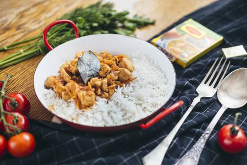 Готовый гуляш из курицы с овощами подавать с рисом. Готовый гуляш из курицы с овощами подавать с рисом.