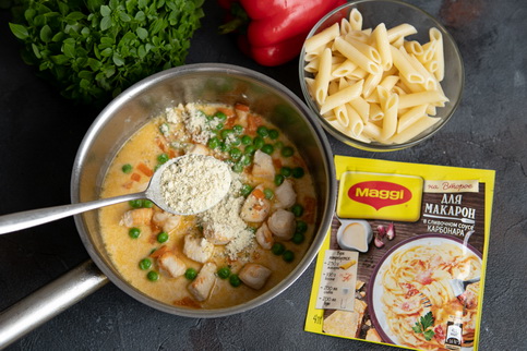 Разогреть в глубокой сковородке растительное масло и обжарить курицу до золотистого цвета. Добавить болгарский перец и зелёный лук, продолжать готовить 5 минут. Влить сливки, добавить половину сыра и базилик, прогревать 1 минуту. Переложить в сковородку п Разогреть в глубокой сковородке растительное масло и обжарить курицу до золотистого цвета. Добавить болгарский перец и зелёный лук, продолжать готовить 5 минут. Влить сливки, добавить половину сыра и базилик, прогревать 1 минуту. Переложить в сковородку п