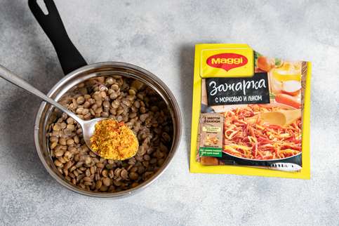 Отварить чечевицу до готовности, слить отвар. Добавить MAGGI® Зажарка, полить оливковым маслом, тщательно перемешать и прогревать еще 5 минут. Отварить чечевицу до готовности, слить отвар. Добавить MAGGI® Зажарка, полить оливковым маслом, тщательно перемешать и прогревать еще 5 минут.