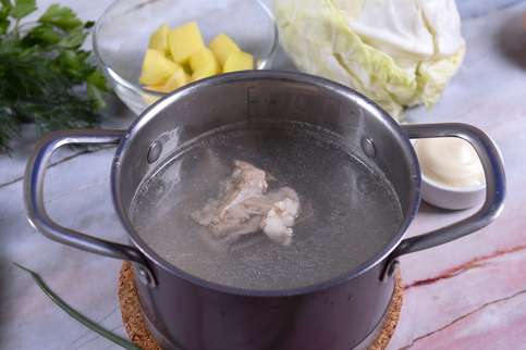 Разрежьте мясо на крупные куски, поместите в кастрюлю и налейт холодную воду. Поставьте на огонь, доведите до кипения, снимите пенку и варите 30 минут. Разрежьте мясо на крупные куски, поместите в кастрюлю и налейт холодную воду. Поставьте на огонь, доведите до кипения, снимите пенку и варите 30 минут.