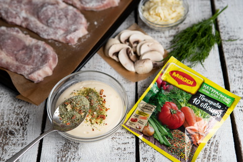 Свиную шейку нарезать порционными кусками, отбить кухонным молотком. Застелить противень пергаментной бумагой или смазать при помощи кулинарной кисти растительным маслом. Мясо запанировать в муке и стряхнуть излишки. Разложить на противне, сверху выложить Свиную шейку нарезать порционными кусками, отбить кухонным молотком. Застелить противень пергаментной бумагой или смазать при помощи кулинарной кисти растительным маслом. Мясо запанировать в муке и стряхнуть излишки. Разложить на противне, сверху выложить