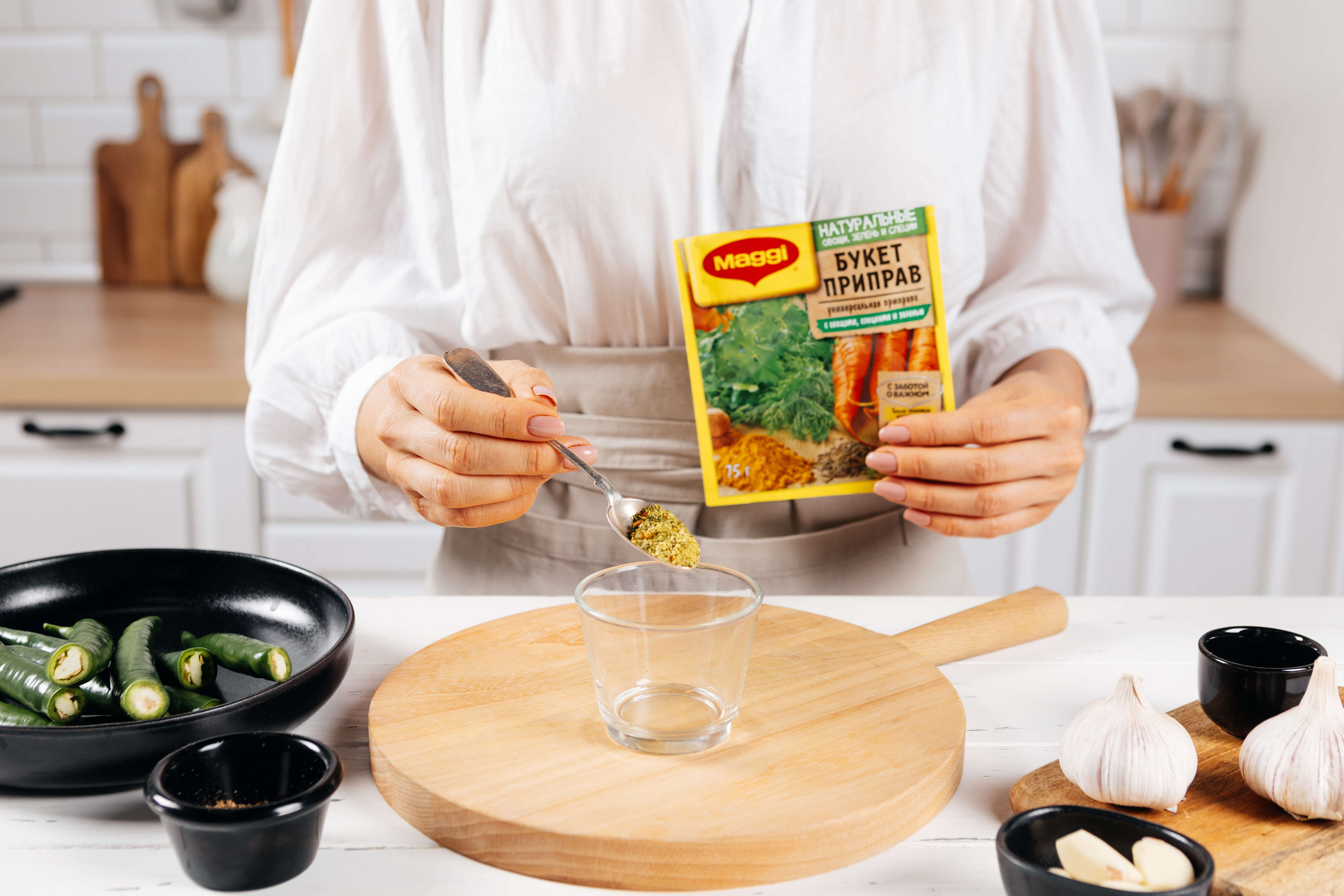В отдельной небольшой емкости смешать горячую воду с MAGGI® Приправой универсальной Букет приправ. Оставить на 3 минуты. В отдельной небольшой емкости смешать горячую воду с MAGGI® Приправой универсальной Букет приправ. Оставить на 3 минуты.
