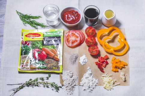 Нарезать болгарский перец колечками, часть порезать мелким кубиком. Помидоры черри нарезать пополам. Тимьян отделить от стеблей. Помидоры нарезать колечками. Тофу или вегетарианский сыр натереть на крупной терке в порошок и сбрызнуть соевым соусом. Нарезать болгарский перец колечками, часть порезать мелким кубиком. Помидоры черри нарезать пополам. Тимьян отделить от стеблей. Помидоры нарезать колечками. Тофу или вегетарианский сыр натереть на крупной терке в порошок и сбрызнуть соевым соусом.
