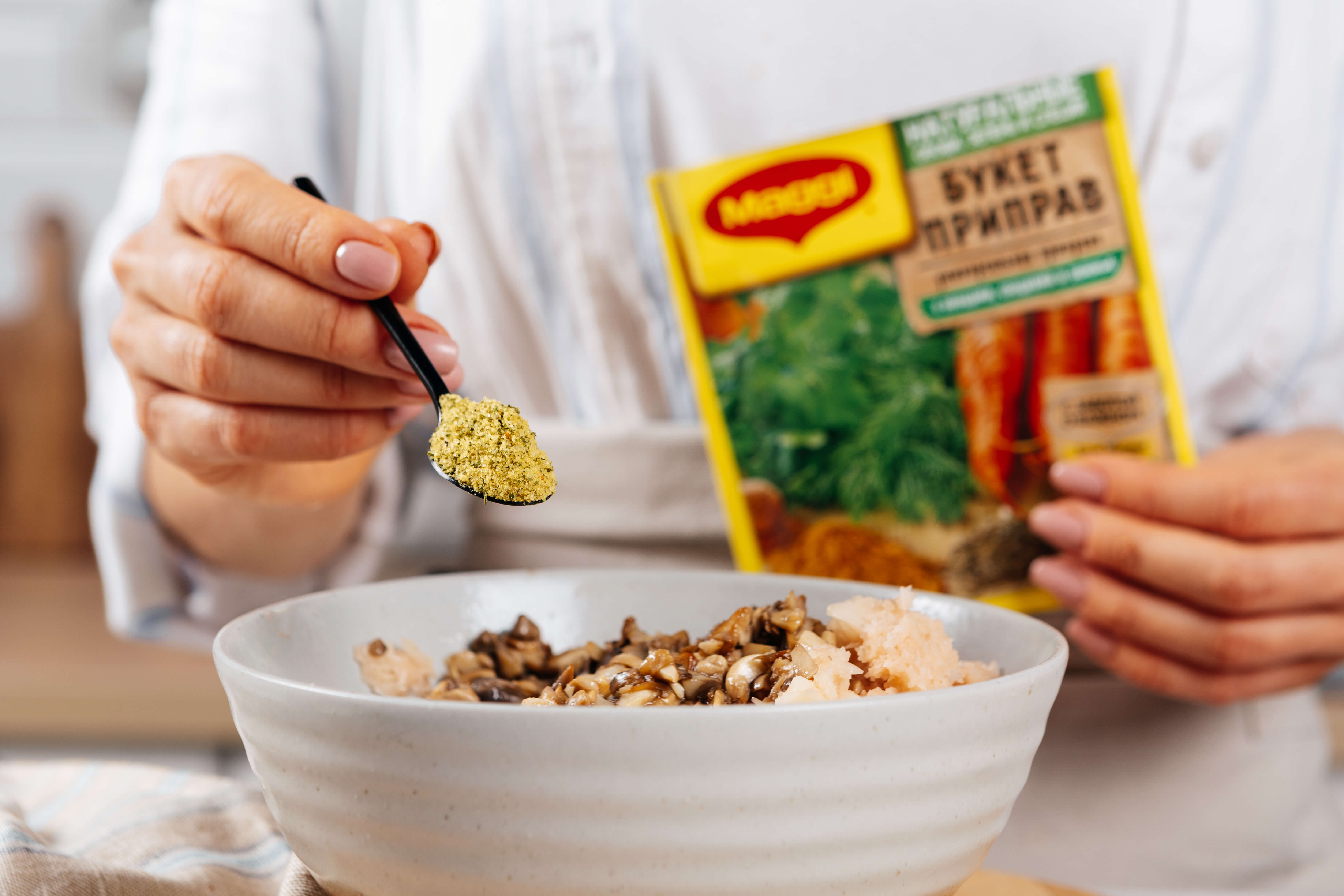 Добавить в картофельную массу грибы, яйцо, MAGGI® Приправу универсальную Букет приправ и тщательно перемешать. Добавить в картофельную массу грибы, яйцо, MAGGI® Приправу универсальную Букет приправ и тщательно перемешать.