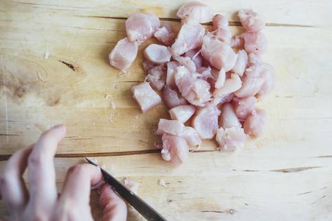 Куриное филе нарезать, обжарить на сковороде с маслом. Куриное филе нарезать, обжарить на сковороде с маслом.