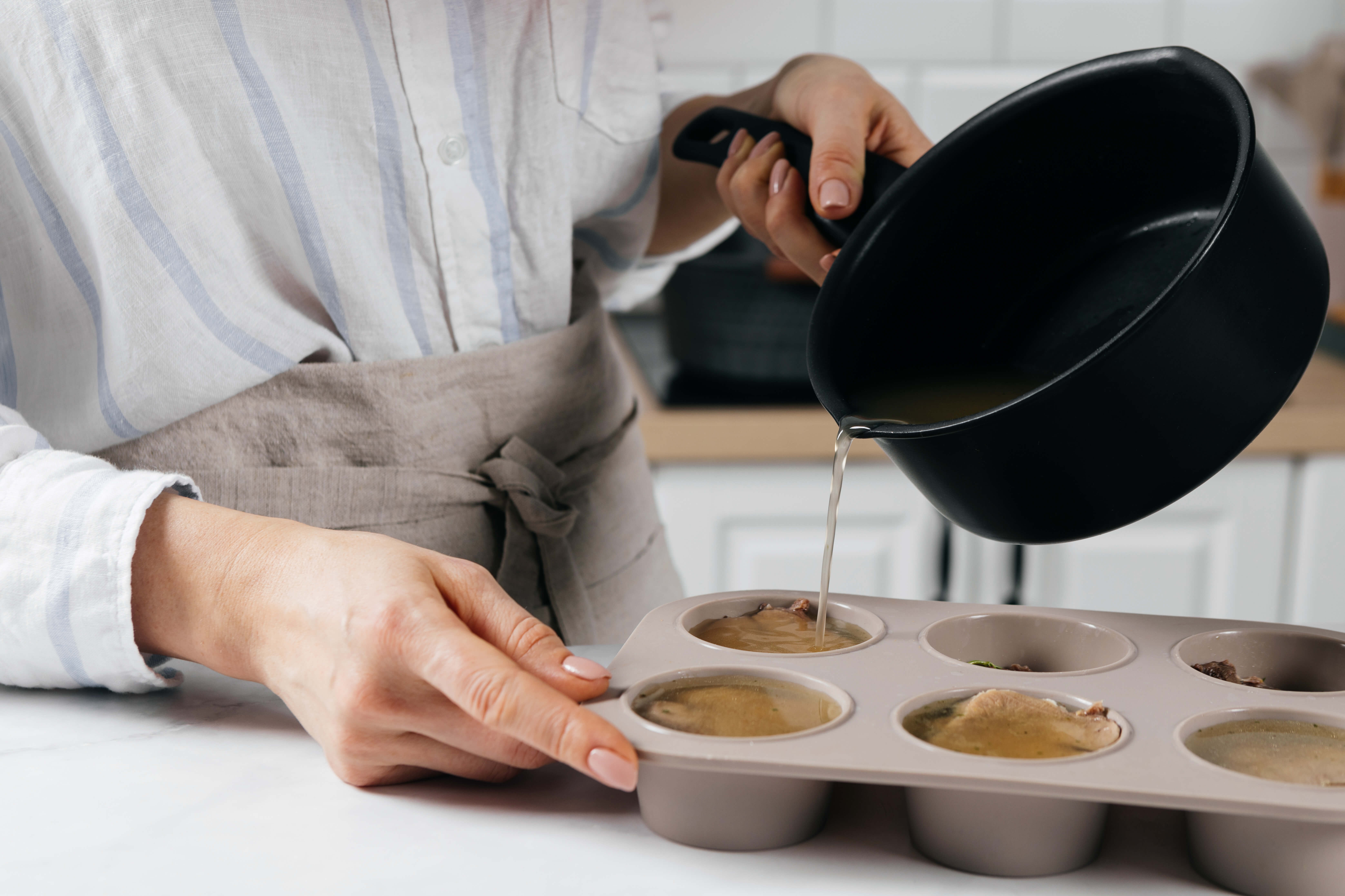 Аккуратно залить желатиновым бульоном и убрать до полного застывания в холодильник (около двух часов). Подавать заливное, украсив столовым хреном. Аккуратно залить желатиновым бульоном и убрать до полного застывания в холодильник (около двух часов). Подавать заливное, украсив столовым хреном.