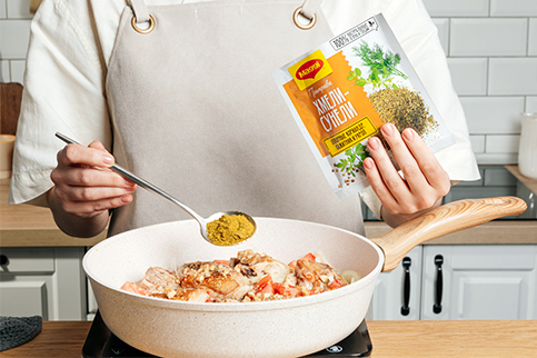 Добавить MAGGI® Хмели-сунели, грецкие орехи, помидоры и 1 стакан воды.
Перемешать и тушить на среднем огне 40 мин. Добавить MAGGI® Хмели-сунели, грецкие орехи, помидоры и 1 стакан воды.
Перемешать и тушить на среднем огне 40 мин.