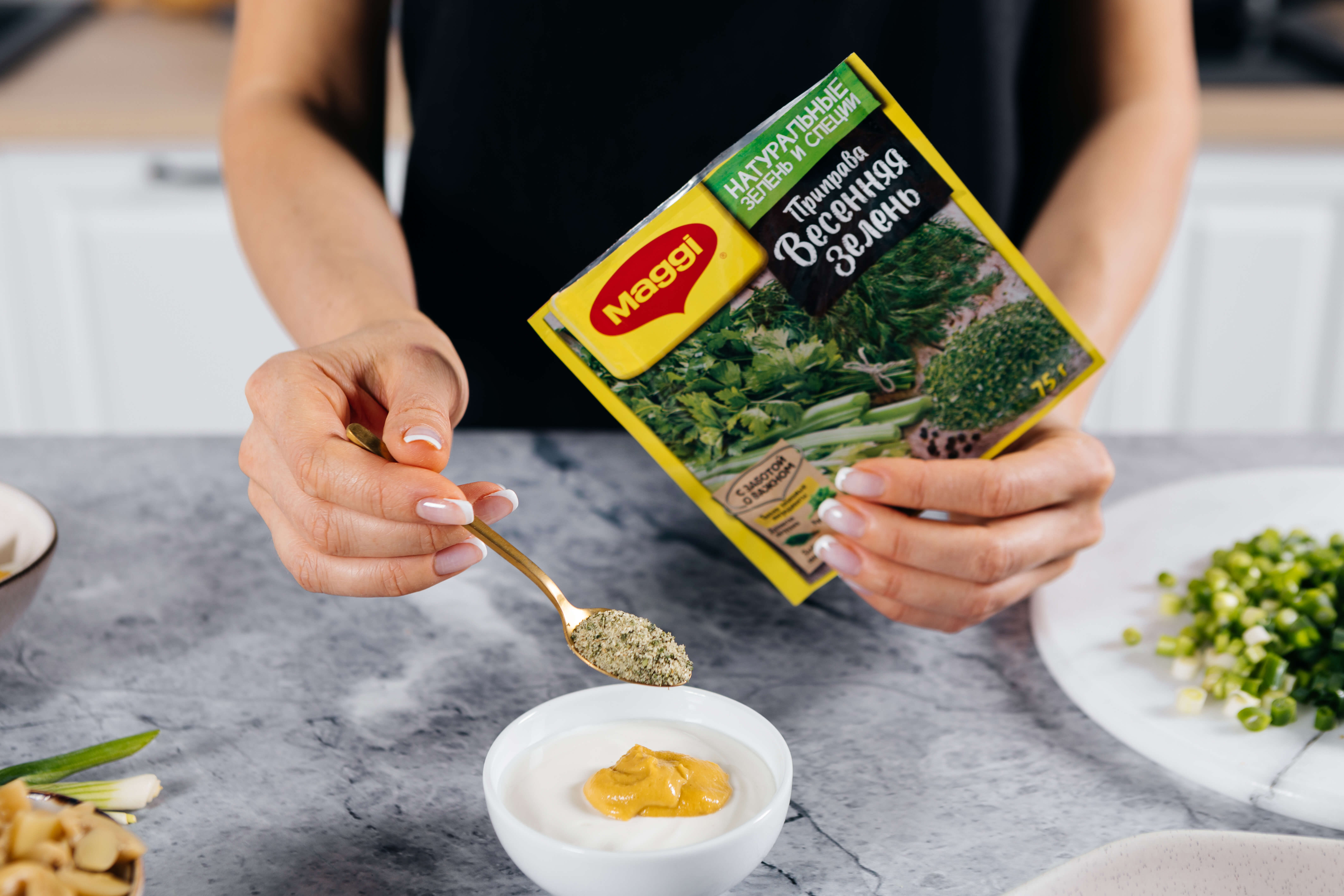 Отдельно смешать горячую воду и MAGGI® Приправа Весенняя зелень, оставить на три минуты. Добавить греческий йогурт с горчицей и тщательно перемешать. Отдельно смешать горячую воду и MAGGI® Приправа Весенняя зелень, оставить на три минуты. Добавить греческий йогурт с горчицей и тщательно перемешать.