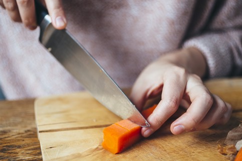 Вареную морковь нарезать кубиками со стороной примерно 1,2 см, сбрызнуть растительным маслом. Вареную морковь нарезать кубиками со стороной примерно 1,2 см, сбрызнуть растительным маслом.