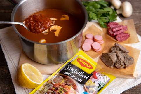 За 5 минут до готовности добавить MAGGI® Заправка для солянки, сосиски и мясо. Проверить на соль и довести до нужного вкуса. За 5 минут до готовности добавить MAGGI® Заправка для солянки, сосиски и мясо. Проверить на соль и довести до нужного вкуса.