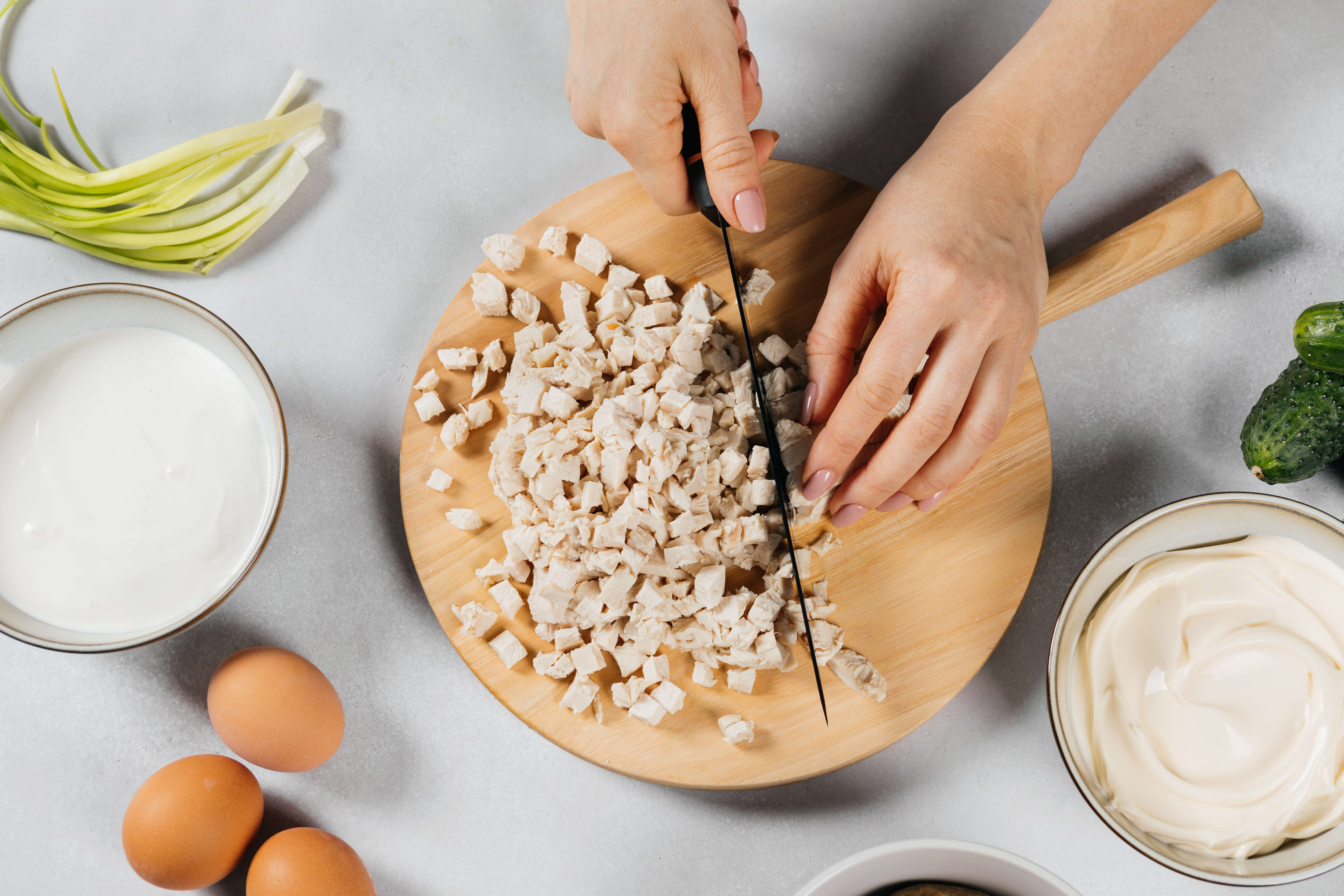 Снять с огня и извлечь мясо из бульона. Бульон процедить, используя сито, застеленное марлей в несколько слоев. Дать ему полностью остыть. Окорочкам также дать остыть и удалить кожицу. Мясо отделить от костей и мелко нарезать. Снять с огня и извлечь мясо из бульона. Бульон процедить, используя сито, застеленное марлей в несколько слоев. Дать ему полностью остыть. Окорочкам также дать остыть и удалить кожицу. Мясо отделить от костей и мелко нарезать.