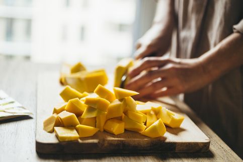 Филе нарезать не слишком мелко.
Тыкву – крупными кубиками. Филе нарезать не слишком мелко.
Тыкву – крупными кубиками.