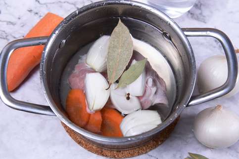 Снимите пену с мяса, уменьшите огонь и добавьте нарезанные овощи и лавровый лист. Снимите пену с мяса, уменьшите огонь и добавьте нарезанные овощи и лавровый лист.