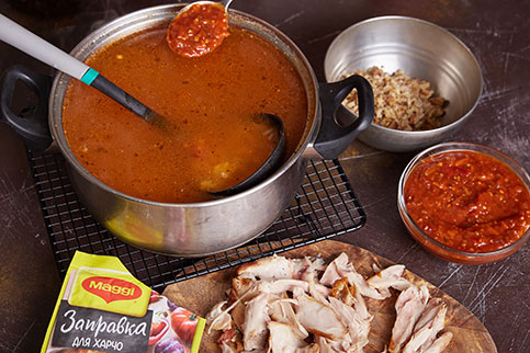 В кипящую воду положить рис и варить 10-15 минут. Добавить MAGGI® Заправка для харчо, орехи, сельдерей и курицу и варить 5-7 минут до полной готовности. В кипящую воду положить рис и варить 10-15 минут. Добавить MAGGI® Заправка для харчо, орехи, сельдерей и курицу и варить 5-7 минут до полной готовности.
