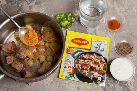 Добавить MAGGI® НА ВТОРОЕ для гуляша, воду, острый перец, нарезанный колечками, помидоры в собственном соку, муку и сметану. Тушить до готовности. Добавить MAGGI® НА ВТОРОЕ для гуляша, воду, острый перец, нарезанный колечками, помидоры в собственном соку, муку и сметану. Тушить до готовности.