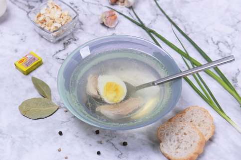 Подавайте с кусочками мяса и варёным яйцом. Подавайте с кусочками мяса и варёным яйцом.