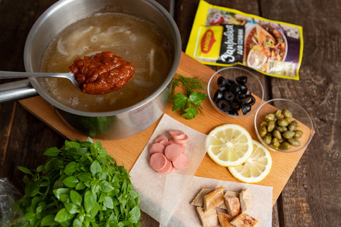 За пять минут до готовности добавить MAGGI® Заправка для солянки, нарезанную зелень, отварную и копченую курицу, нарезанные сосиски, маслины, базилик. Довести до полной готовности, проверить на соль и довести до нужного вкуса. За пять минут до готовности добавить MAGGI® Заправка для солянки, нарезанную зелень, отварную и копченую курицу, нарезанные сосиски, маслины, базилик. Довести до полной готовности, проверить на соль и довести до нужного вкуса.