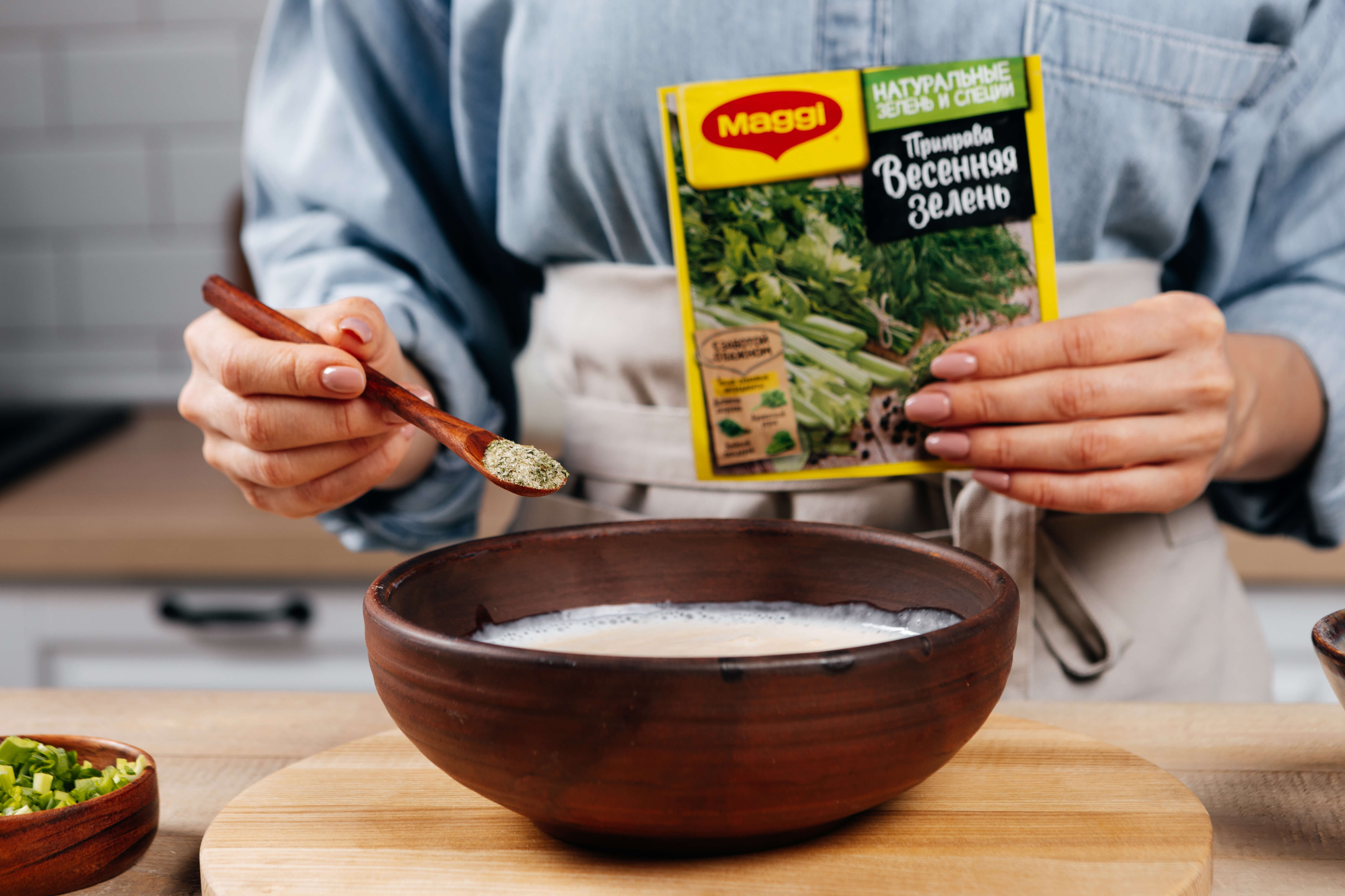 Добавить небольшие яйца комнатной температуры и MAGGI® Приправу Весенняя зелень. Взбить венчиком до получения однородной смеси. Добавить небольшие яйца комнатной температуры и MAGGI® Приправу Весенняя зелень. Взбить венчиком до получения однородной смеси.