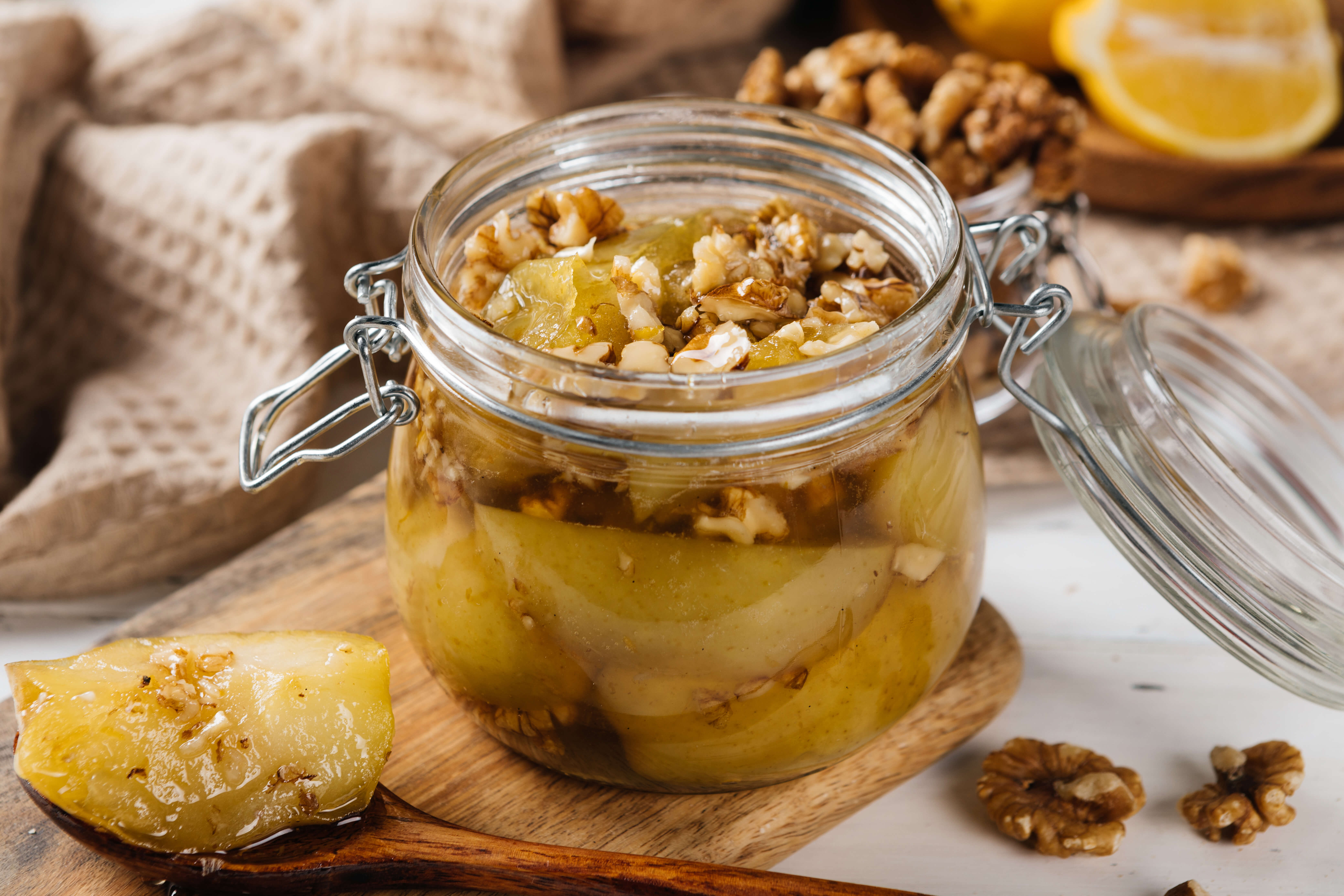 Яблочное варенье с грецкими орехами. Яблоки с грецкими орехами на зиму. Яблоки с грецкими орехами на зиму. Варенье из яблок с грецкими орехами. Яблочное варенье с грецкими орехами.