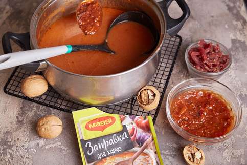 Вскипятить воду, положить рис и вяленую говядину, добавить MAGGI® Заправка для харчо и варить 10-15 минут, постоянно помешивая. Вскипятить воду, положить рис и вяленую говядину, добавить MAGGI® Заправка для харчо и варить 10-15 минут, постоянно помешивая.