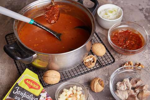 Довести бульон до кипения, положить рис и варить 10-15 минут. Добавить MAGGI® Заправка для харчо, яблоки, лук порей и подготовленную свинину, аккуратно перемешать и готовить еще 5 минут. Довести бульон до кипения, положить рис и варить 10-15 минут. Добавить MAGGI® Заправка для харчо, яблоки, лук порей и подготовленную свинину, аккуратно перемешать и готовить еще 5 минут.