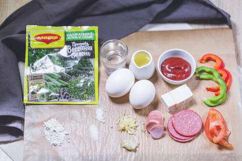 Помидоры нарезать колечками. Сосиски нарезать колечками. Колбасу нарезать колечками. Перец нарезать полукольцами. Сыр твердый и сыр брынзу натереть на терке (брынзу можно нарезать кубиком). Помидоры нарезать колечками. Сосиски нарезать колечками. Колбасу нарезать колечками. Перец нарезать полукольцами. Сыр твердый и сыр брынзу натереть на терке (брынзу можно нарезать кубиком).