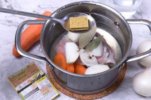 Добавьте MAGGI® Бульон c говядиной на косточке и варите 1,5- 2 часа, снимая пену. Добавьте MAGGI® Бульон c говядиной на косточке и варите 1,5- 2 часа, снимая пену.