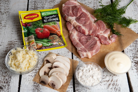 Свиную шейку нарезать порционными кусками, отбить кухонным молотком. Сыр натереть на терке. Грибы нарезать тонкими ломтиками. Укроп мелко нарезать. Свиную шейку нарезать порционными кусками, отбить кухонным молотком. Сыр натереть на терке. Грибы нарезать тонкими ломтиками. Укроп мелко нарезать.