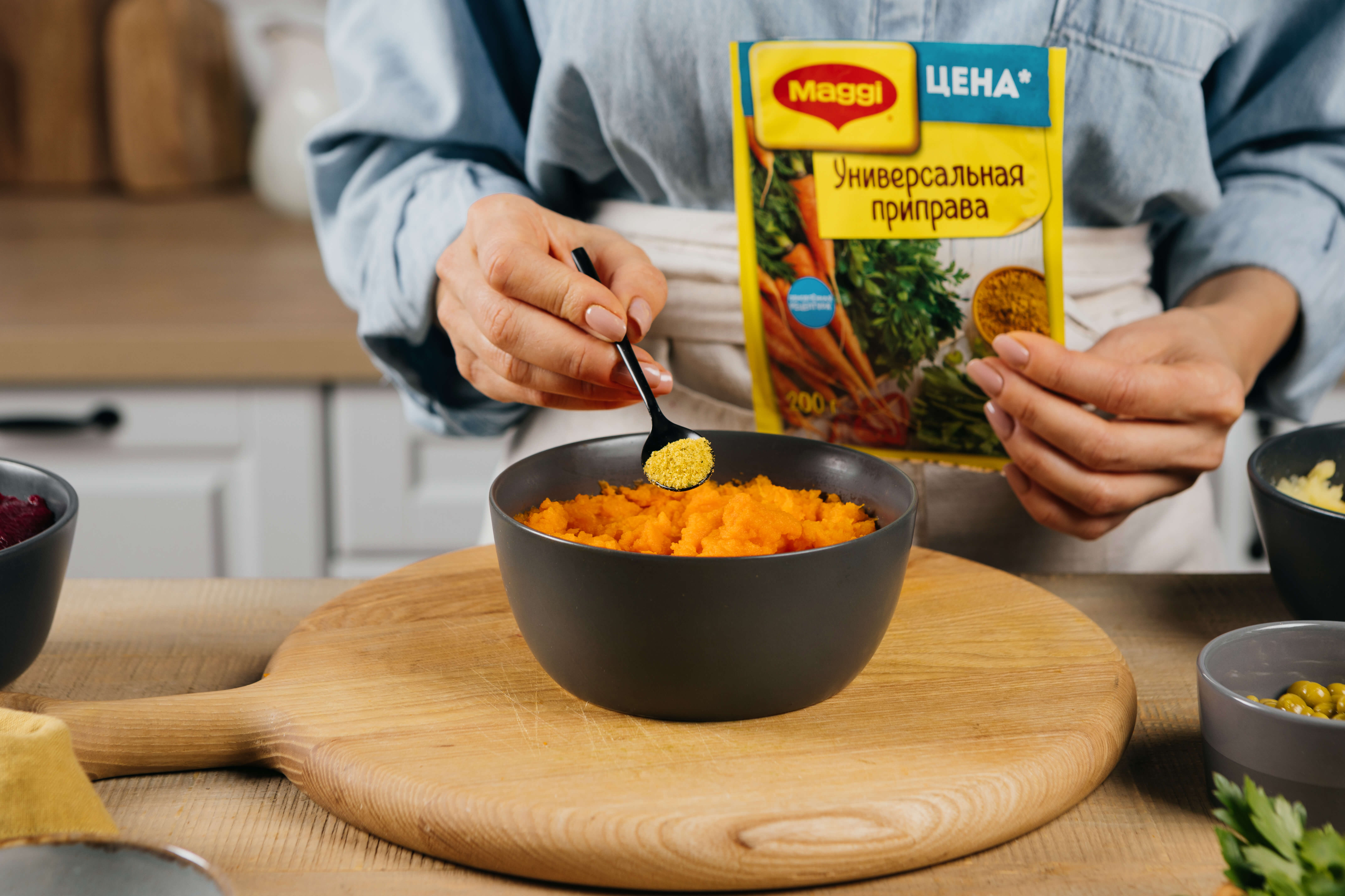 Добавить в морковную массу ½ ч. л. MAGGI® Приправы универсальной. Добавить также ½ ч. л. MAGGI® Приправы универсальной в свекольную массу. Добавить в обе массы по 1 ст. л. агар-агара. Дать настояться 15 минут. Добавить в морковную массу ½ ч. л. MAGGI® Приправы универсальной. Добавить также ½ ч. л. MAGGI® Приправы универсальной в свекольную массу. Добавить в обе массы по 1 ст. л. агар-агара. Дать настояться 15 минут.