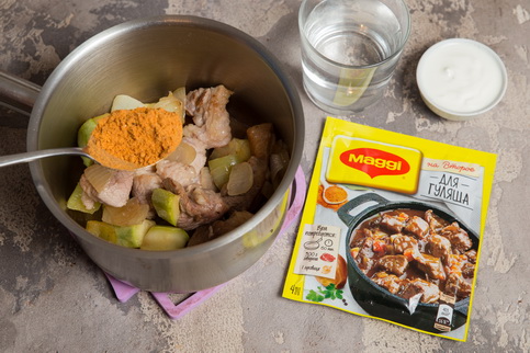 Добавить MAGGI® НА ВТОРОЕ для гуляша, воду, острый перец нарезанный колечками, помидоры в собственном соку и сметану. Тушить до готовности. Добавить MAGGI® НА ВТОРОЕ для гуляша, воду, острый перец нарезанный колечками, помидоры в собственном соку и сметану. Тушить до готовности.