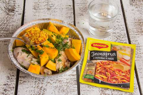 Положить в жаропрочную форму курицу и тыкву, добавить MAGGI® Зажарка,чеснок и зелень. Влить растительное масло и воду и перемешать. Поместить жаркое в духовку, разогретую до 180 градусов, и готовить 40 минут. Положить в жаропрочную форму курицу и тыкву, добавить MAGGI® Зажарка,чеснок и зелень. Влить растительное масло и воду и перемешать. Поместить жаркое в духовку, разогретую до 180 градусов, и готовить 40 минут.