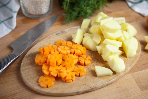 Нарезать картофель кубиками, а морковь – цветочками. Нарезать картофель кубиками, а морковь – цветочками.