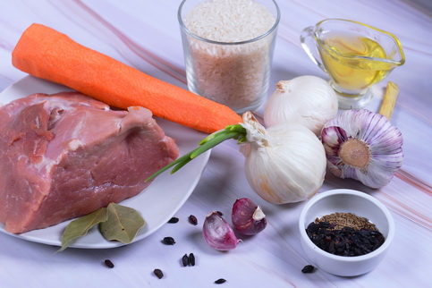 Подготовьте ингредиенты, промойте мясо и нарежьте порционным кусочками. Сварите рис до полуготовности. Подготовьте ингредиенты, промойте мясо и нарежьте порционным кусочками. Сварите рис до полуготовности.