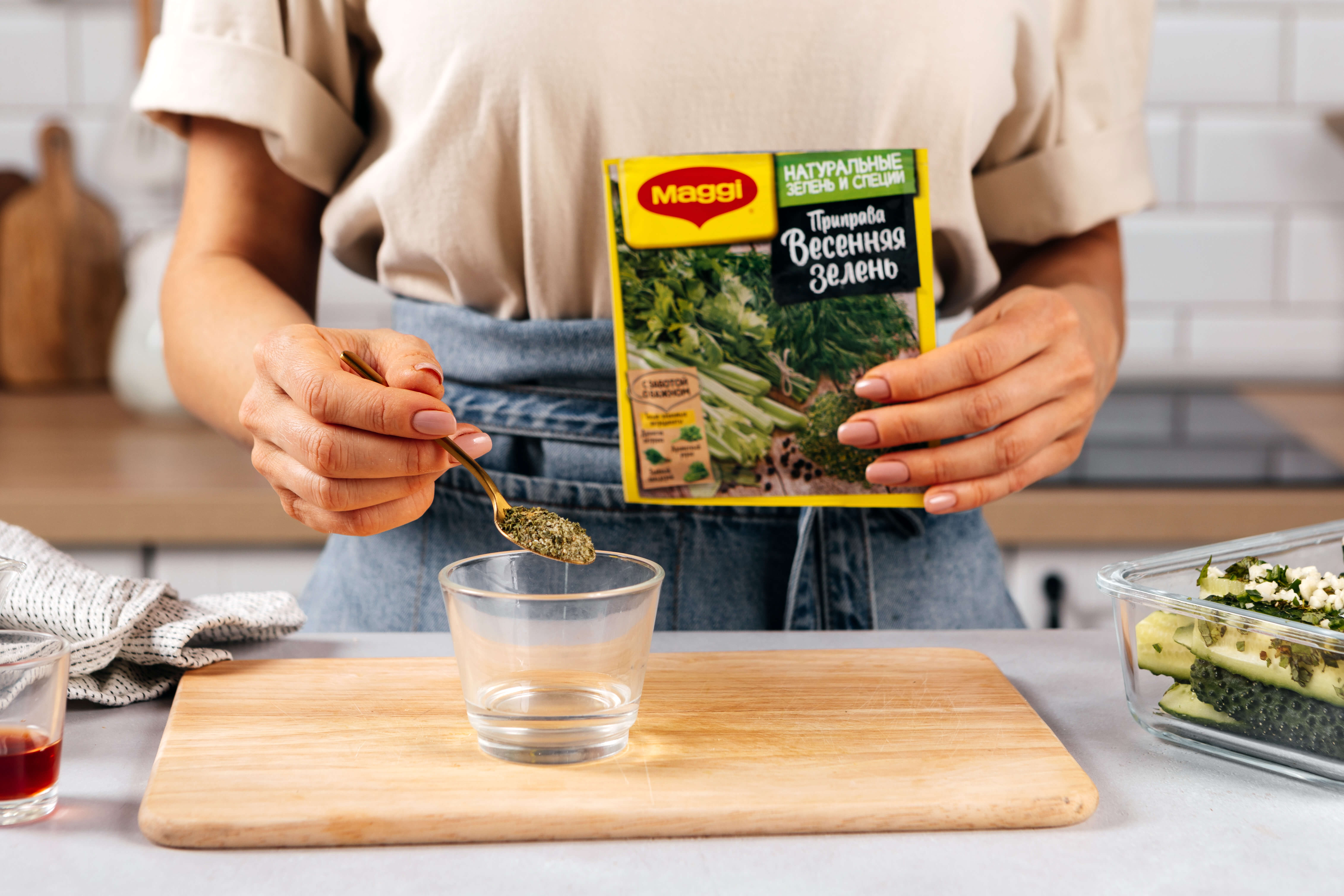 В отдельной небольшой емкости смешать горячую воду и MAGGI® Приправу Весенняя зелень, оставить на 3 минуты. В отдельной небольшой емкости смешать горячую воду и MAGGI® Приправу Весенняя зелень, оставить на 3 минуты.